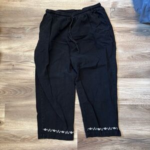 Jane Ashley Black Capris with White Embroidery